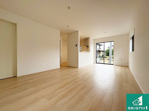 【居間・リビング】シンプルなリビングは、観葉植物等のインテリアを楽しめますね!パパ好みにも、ママ好みにも家具次第で雰囲気を変えることができます!