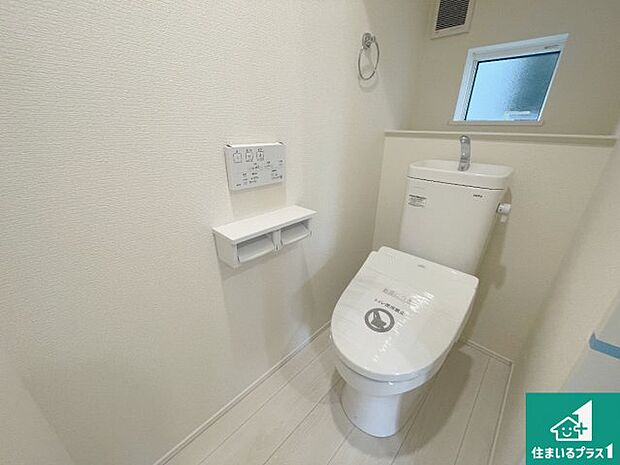 【トイレ】1・2階の2ヶ所にあるので、朝の忙しい時間の順番待ちもなく、深夜の利用にも大変便利です。