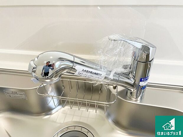 【水栓】蛇口の先端に浄水器を内蔵しています！原水と浄水、お湯と冷水、シャワーの切替えがワンタッチなので用途によって使い分けられます。