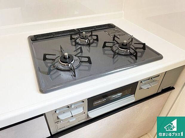 【コンロ】ダブル高火力Ｓｉセンサー付きコンロ！３口あるので、まとめて料理をする時も大活躍！
