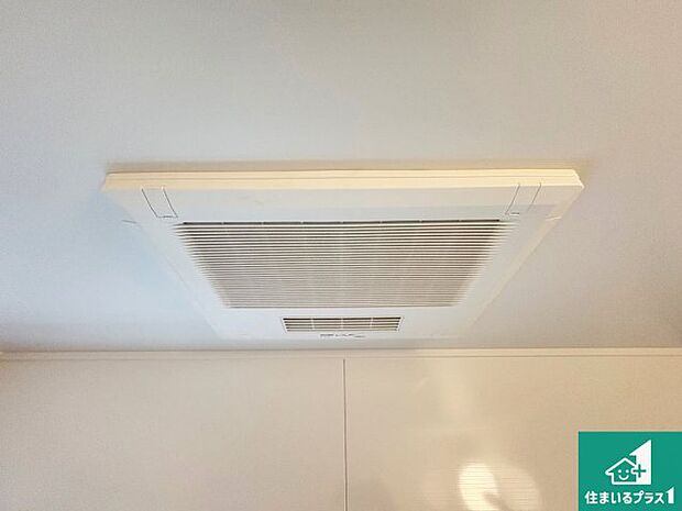 【浴室暖房乾燥機】四季を通して快適なバスライフをお手伝いする浴室暖房乾燥機!浴室の乾燥・暖房・涼風・換気はもちろん、24時間換気にも対応!