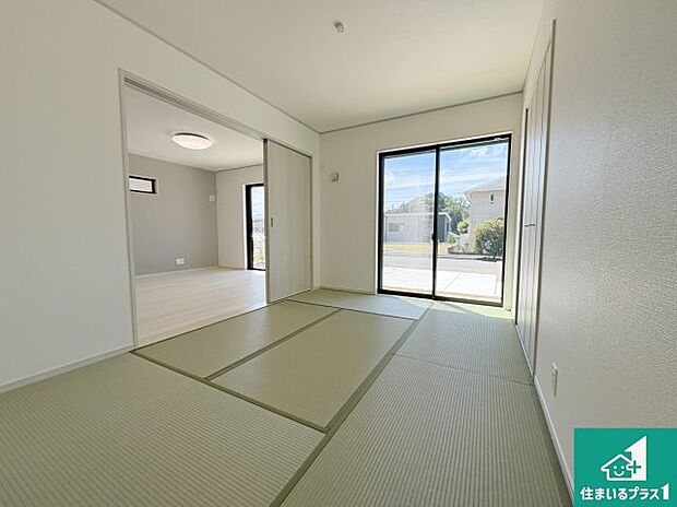 【和室】一室あると便利な和室は客間としてだけでなく、小さなお子様のプレイルームや食後のくつろぎスペースとしてもご利用いただけます。収納もついていますので大活躍間違いなし!