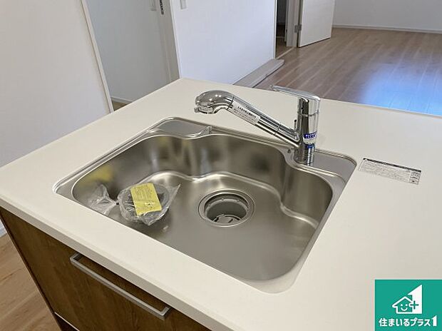 【キッチンシンク】蛇口の先端に浄水器を内蔵しています!原水と浄水、お湯と冷水、シャワーの切替えがワンタッチなので用途によって使い分けられます。