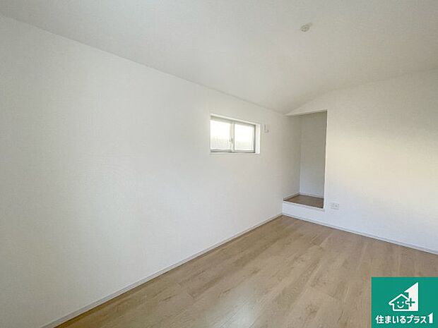 【洋室】シンプルな洋室は、自分好みのインテリアが楽しめます♪ご家族とインテリアや家具を選びに行くのは新築購入時の醍醐味の一つです。ぜひお楽しみください♪