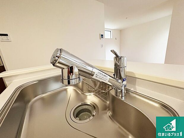 【キッチン水栓】浄水器を内蔵!炊飯時、お茶を作る時に安心してお水を使えます!お湯と冷水、浄水と原水、シャワーの切替えもワンタッチです!