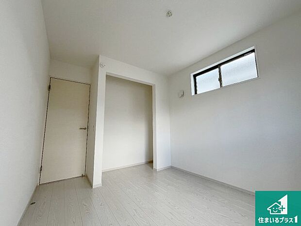 【洋室】シンプルな洋室は、自分好みのインテリアが楽しめます♪ご家族とインテリアや家具を選びに行くのは新築購入時の醍醐味の一つです。ぜひお楽しみください♪