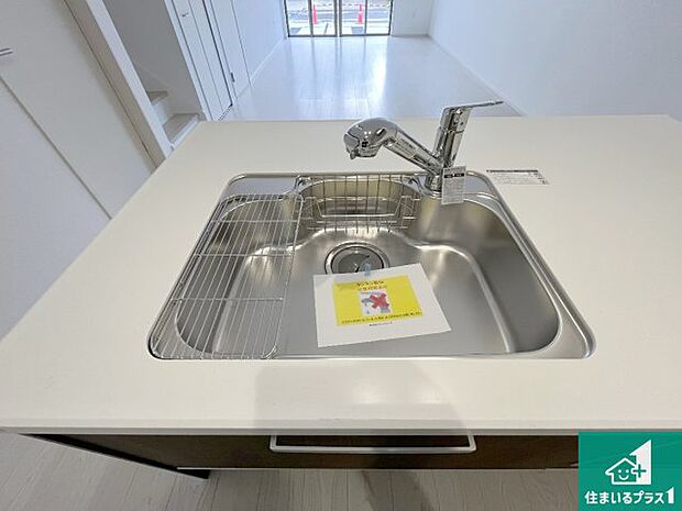 【キッチンシンク】蛇口の先端に浄水器を内蔵しています!原水と浄水、お湯と冷水、シャワーの切替えがワンタッチなので用途によって使い分けられます。