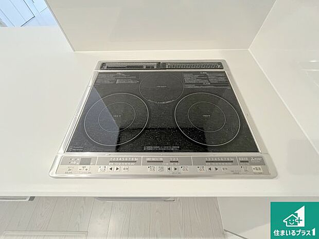 【コンロ】火を使わないので、安心なIHコンロ!でこぼこが無い構造なので、掃除もしやすく清潔に保てます!