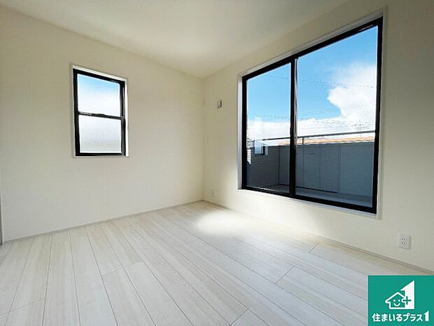 【居間・リビング】シンプルなリビングは、観葉植物等のインテリアを楽しめますね！パパ好みにも、ママ好みにも家具次第で雰囲気を変えることができます！