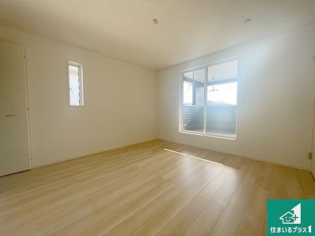 【洋室】シンプルな洋室は、自分好みのインテリアが楽しめます♪ご家族とインテリアや家具を選びに行くのは新築購入時の醍醐味の一つです。ぜひお楽しみください♪