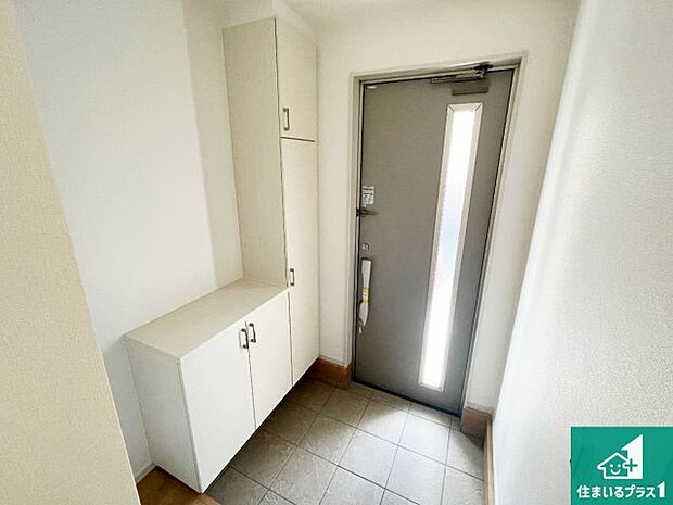 【玄関】シューズボックスにはたくさんの靴が収納できるので玄関周りはいつもスッキリ!ご家族が増えても安心!