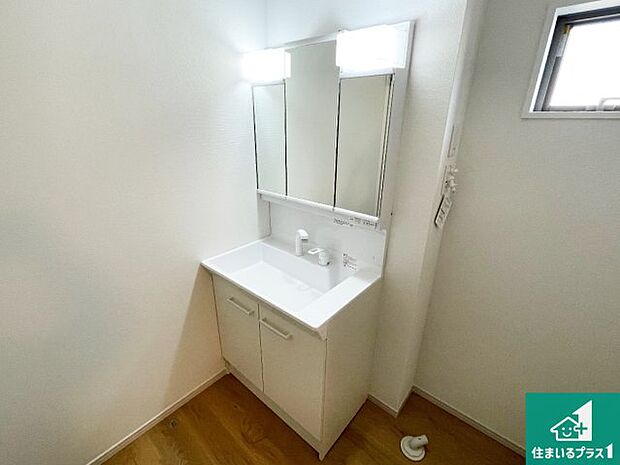 【独立洗面台】清潔感のある洗面台です。フラットな鏡は掃除がしやすく毎日清潔!鏡裏には収納があるのでスッキリとした洗面台が保てます。