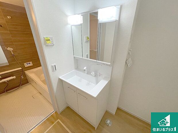 【独立洗面台】清潔感のある洗面台です。フラットな鏡は掃除がしやすく毎日清潔!鏡裏には収納があるのでスッキリとした洗面台が保てます。