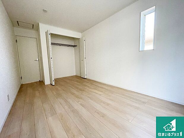 【キッチン】リビングと統一感があり、使い勝手のいいキッチン。広々としているので、二人並んで作業が出来ちゃいます。お子様と一緒に色々なお料理に挑戦できるスペースがあります。