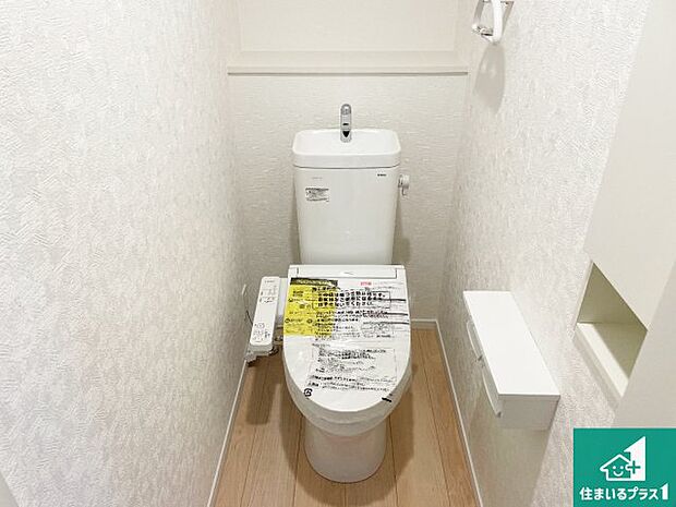 【独立洗面台】清潔感のある洗面台です。フラットな鏡は掃除がしやすく毎日清潔!ホースは引き出して使えるので洗顔やお掃除の際に便利です!