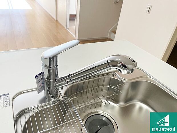 【キッチン水栓】浄水器を内蔵!炊飯時、お茶を作る時に安心してお水を使えます!お湯と冷水、浄水と原水、シャワーの切替えもワンタッチです!