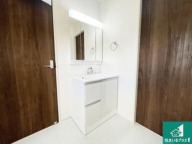 【独立洗面台】清潔感のある洗面台です。フラットな鏡は掃除がしやすく毎日清潔!鏡裏には収納があるのでスッキリとした洗面台が保てます。