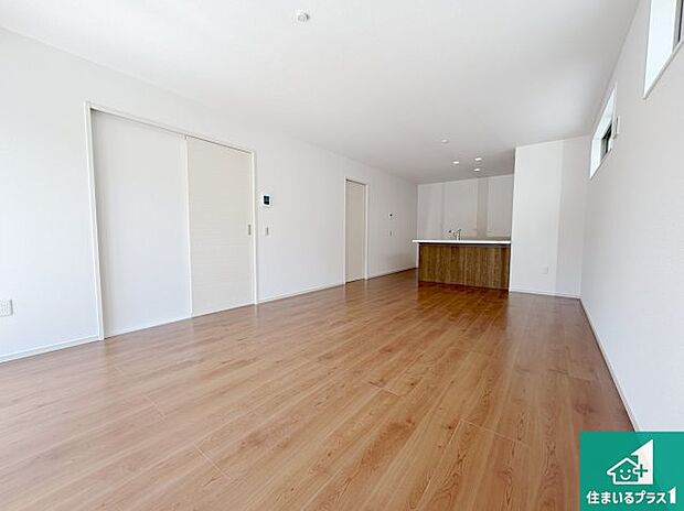 【居間・リビング】日当たり良好の明るいリビングで朝の目覚めもスッキリできそう!対面キッチンでご家族のコミュニケーションも自然と増える設計!小さなお子様が遊ぶスペースを作っても広々とくつろげるLDK!