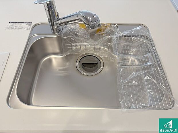 【キッチンシンク】蛇口の先端に浄水器を内蔵しています!原水と浄水、お湯と冷水、シャワーの切替えがワンタッチなので用途によって使い分けられます。