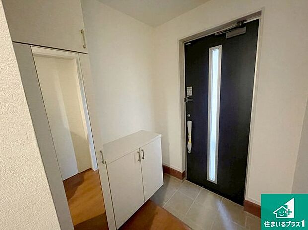 【玄関】シューズボックスにはたくさんの靴が収納できるので玄関周りはいつもスッキリ!ご家族が増えても安心!