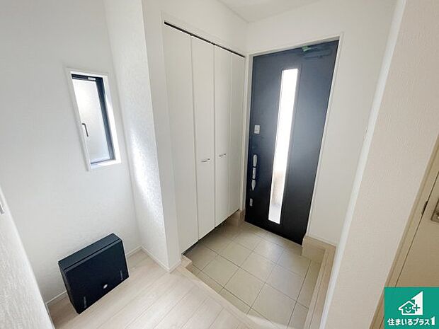 【玄関】シューズボックスにはたくさんの靴が収納できるので玄関周りはいつもスッキリ!ご家族が増えても安心!