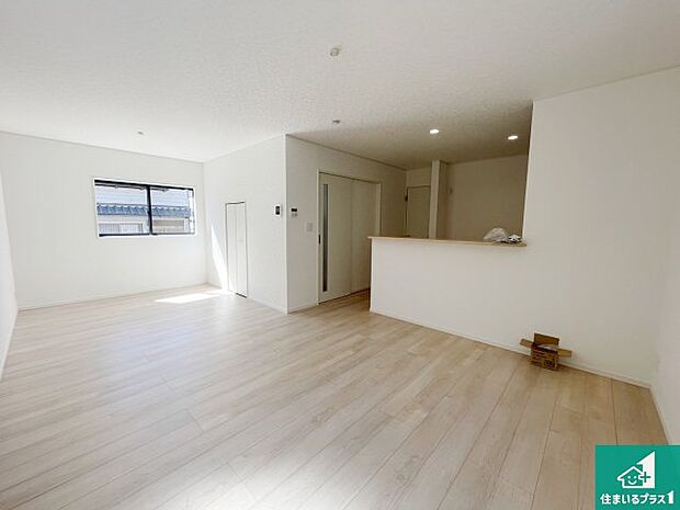 【居間・リビング】日当たり良好の明るいリビングで朝の目覚めもスッキリできそう!対面キッチンでご家族のコミュニケーションも自然と増える設計!小さなお子様が遊ぶスペースを作っても広々とくつろげるLDK!