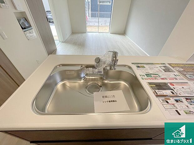 【キッチンシンク】蛇口の先端に浄水器を内蔵しています!原水と浄水、お湯と冷水、シャワーの切替えがワンタッチなので用途によって使い分けられます。