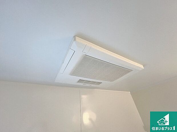 【浴室暖房乾燥機】四季を通して快適なバスライフをお手伝いする浴室暖房乾燥機！浴室の乾燥・暖房・涼風・換気はもちろん、２４時間換気にも対応！ 