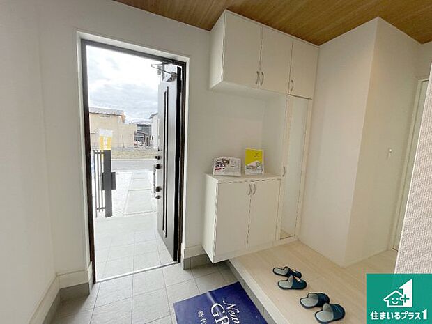 【玄関】シューズボックスにはたくさんの靴が収納できるので玄関周りはいつもスッキリ!ご家族が増えても安心!