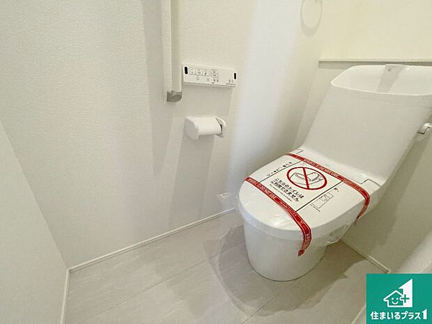 【トイレ】1・2階の2ヶ所にあるので、朝の忙しい時間の順番待ちもなく、深夜の利用にも大変便利です。