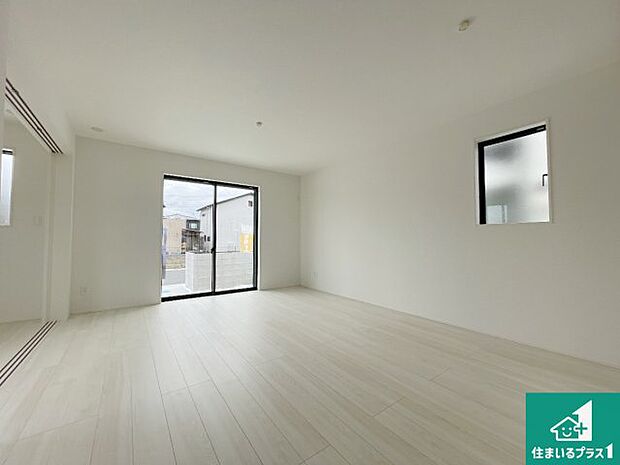 【居間・リビング】日当たり良好の明るいリビングで朝の目覚めもスッキリできそう！対面キッチンでご家族のコミュニケーションも自然と増える設計！小さなお子様が遊ぶスペースを作っても広々とくつろげるLDK！