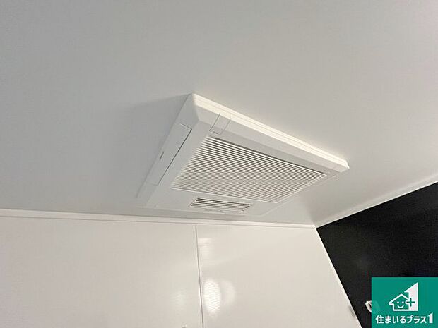 【浴室暖房乾燥機】四季を通して快適なバスライフをお手伝いする浴室暖房乾燥機！浴室の乾燥・暖房・涼風・換気はもちろん、２４時間換気にも対応！ 