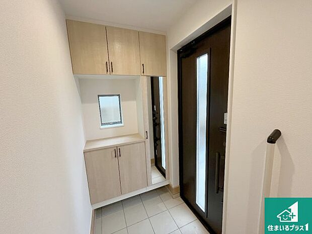 【玄関】シューズボックスにはたくさんの靴が収納できるので玄関周りはいつもスッキリ!ご家族が増えても安心!