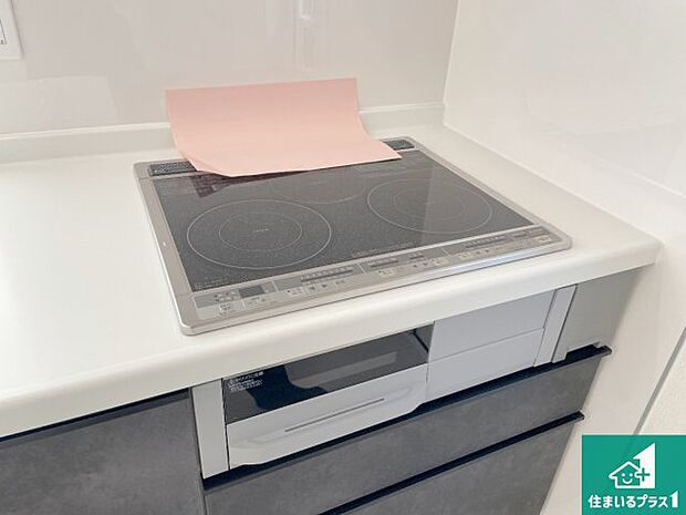 【コンロ】火を使わないので、安心なＩＨコンロ！でこぼこが無い構造なので、掃除もしやすく清潔に保てます！
