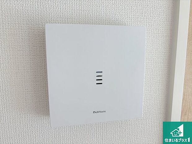 【カラーモニターインターホン】24時間録画機能搭載のインターホンで、防犯も来客対応もこれ1台。 訪問者の有無に関わらず玄関前を録画し、家族の安心を守ります。