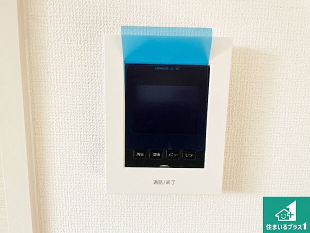 【カラーモニターインターホン】声だけでなく来訪者の姿や顔がモニターで確認できるので、小さなお子様がいらっしゃるご家庭でも安心できます!