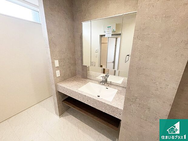 【独立洗面台】清潔感のある洗面台です。フラットな鏡は掃除がしやすく毎日清潔!鏡裏には収納があるのでスッキリとした洗面台が保てます。