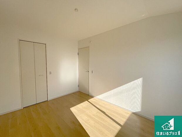 【洋室】シンプルな洋室は、自分好みのインテリアが楽しめます♪ご家族とインテリアや家具を選びに行くのは新築購入時の醍醐味の一つです。ぜひお楽しみください♪