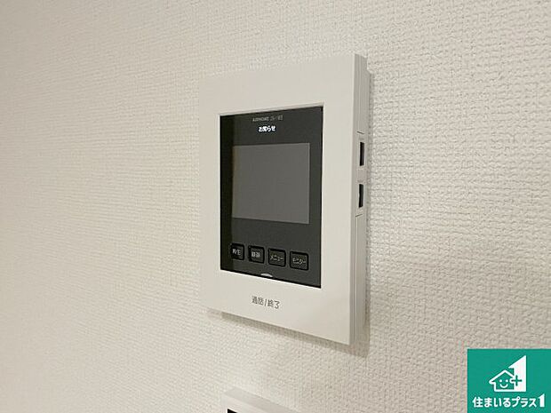 【カラーモニターインターホン】声だけでなく来訪者の姿や顔がモニターで確認できるので、小さなお子様がいらっしゃるご家庭でも安心できます!