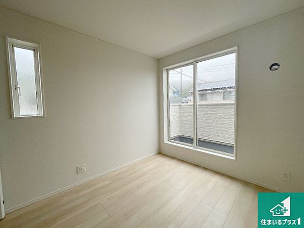 【洋室】シンプルな洋室は、自分好みのインテリアが楽しめます♪ご家族とインテリアや家具を選びに行くのは新築購入時の醍醐味の一つです。ぜひお楽しみください♪