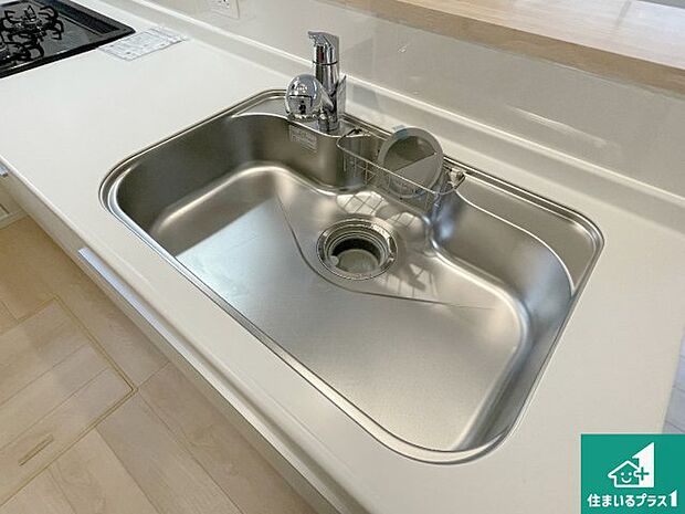 【キッチンシンク】蛇口の先端に浄水器を内蔵しています!原水と浄水、お湯と冷水、シャワーの切替えがワンタッチなので用途によって使い分けられます。