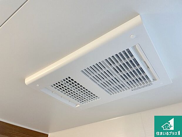 【浴室暖房乾燥機】四季を通して快適なバスライフをお手伝いする浴室暖房乾燥機!浴室の乾燥・暖房・涼風・換気はもちろん、24時間換気にも対応!