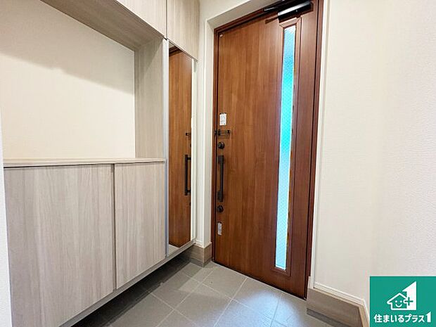 【玄関】シューズボックスにはたくさんの靴が収納できるので玄関周りはいつもスッキリ!ご家族が増えても安心!