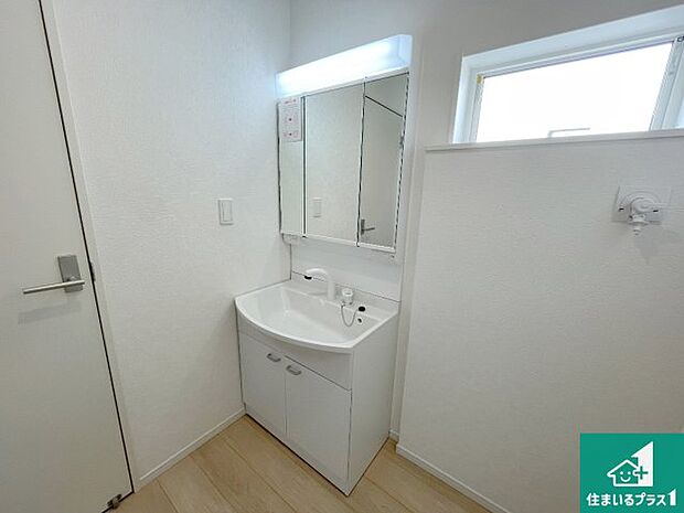 【独立洗面台】清潔感のある洗面台です。フラットな鏡は掃除がしやすく毎日清潔!鏡裏には収納があるのでスッキリとした洗面台が保てます。