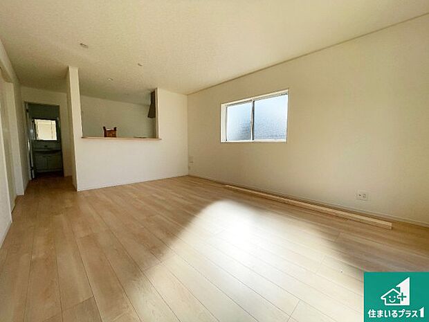 【居間・リビング】日当たり良好の明るいリビングで朝の目覚めもスッキリできそう!対面キッチンでご家族のコミュニケーションも自然と増える設計!小さなお子様が遊ぶスペースを作っても広々とくつろげるLDK!