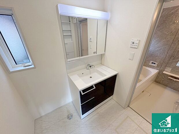 【独立洗面台】清潔感のある洗面台です。フラットな鏡は掃除がしやすく毎日清潔!鏡裏には収納があるのでスッキリとした洗面台が保てます。