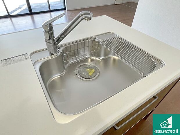 【キッチンシンク】蛇口の先端に浄水器を内蔵しています!原水と浄水、お湯と冷水、シャワーの切替えがワンタッチなので用途によって使い分けられます。