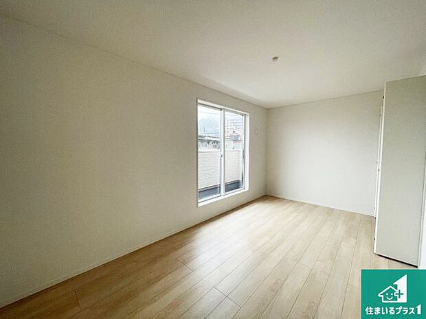 【洋室】シンプルな洋室は、自分好みのインテリアが楽しめます♪ご家族とインテリアや家具を選びに行くのは新築購入時の醍醐味の一つです。ぜひお楽しみください♪