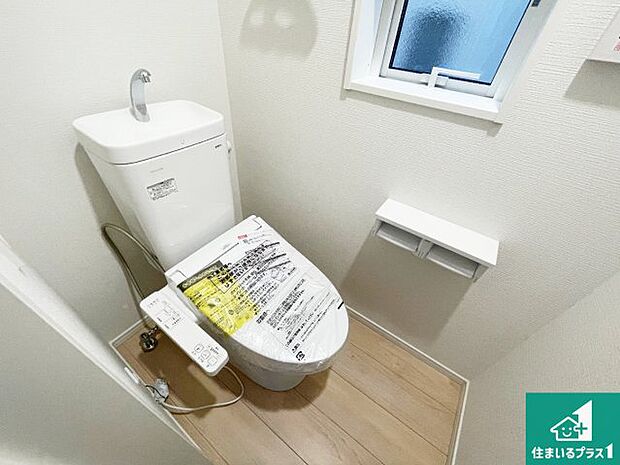 【トイレ】1・2階の2ヶ所にあるので、朝の忙しい時間の順番待ちもなく、深夜の利用にも大変便利です。