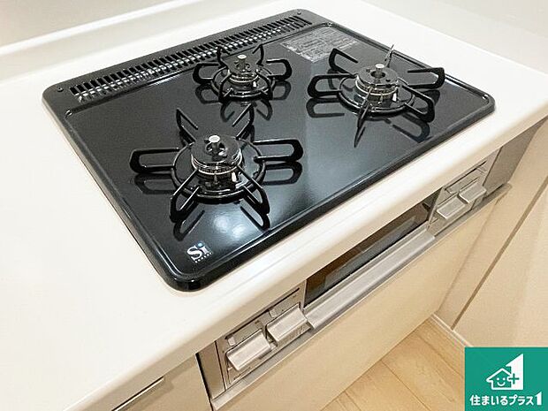 【コンロ】ダブル高火力Ｓｉセンサー付きコンロ！３口あるので、まとめて料理をする時も大活躍！